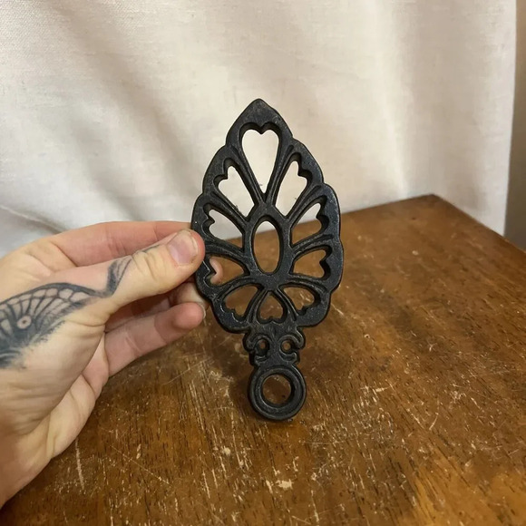 Vintage Wilton Cast Iron Black Trivet 5” Footed 1950s Cabin Kitchen Hanging Deco - Picture 6 of 6